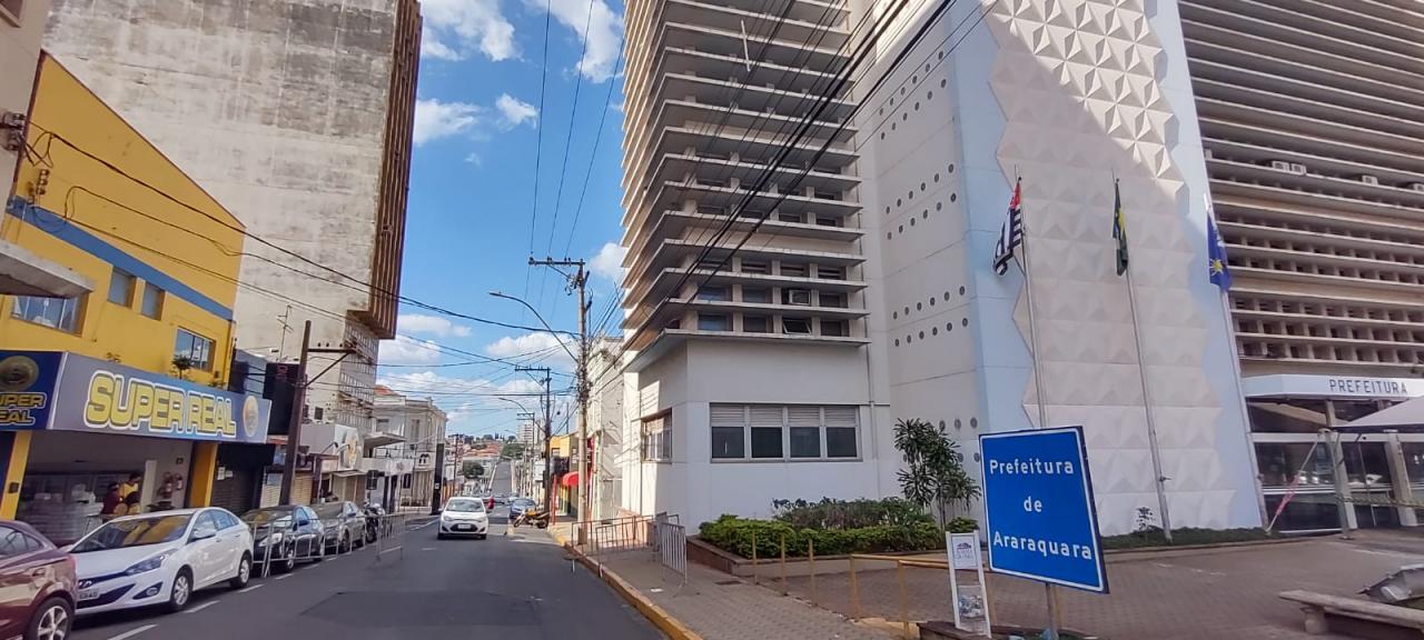Foto 4 de 16 — Com protesto marcado, rua no entorno da prefeitura é fechada em Araraquara